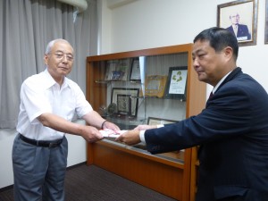 門真市長への目録贈呈（左：園部市長、右：西川会長）